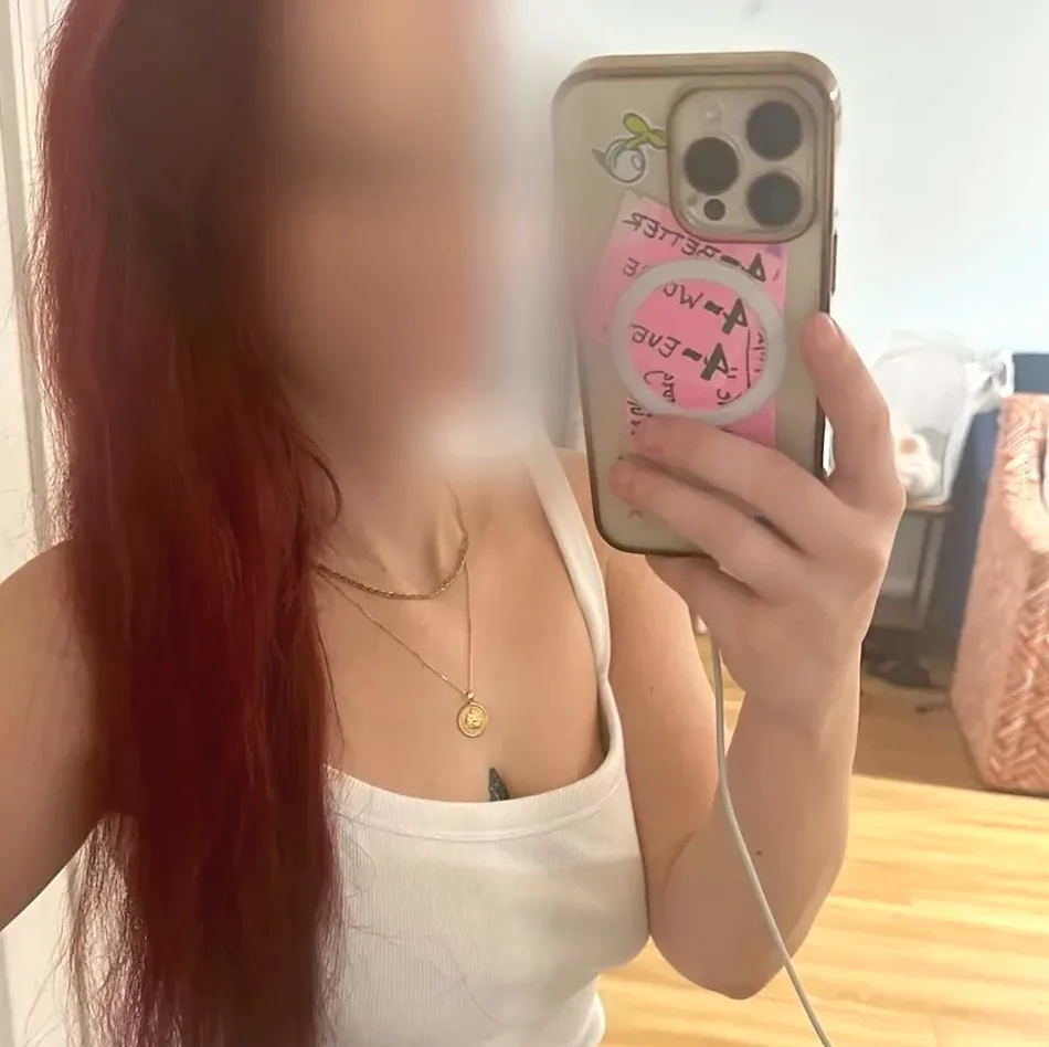 Manuela, 28