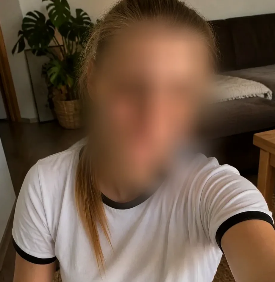 Vivien, 21
